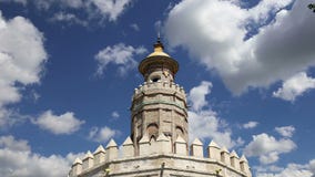 Torre del Oro ή χρυσός 13ος αιώνας πύργων, ένα μεσαιωνικό αραβικό στρατιωτικό δωδεκαγωνικό παρατηρητήριο στη Σεβίλη, Ανδαλουσία απόθεμα βίντεο Torre del Oro ή χρυσός 13ος αιώνας πύργων, ένα μεσαιωνικό αραβικό στρατιωτικό δωδεκαγωνικό παρατηρητήριο στη Σεβίλη, Ανδαλουσία απόθεμα βίντεο