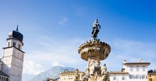 Torre della cattedrale Trento e della fontana con Nettuno, Italia fotografie stock libere da diritti Torre della cattedrale Trento e della fontana con Nettuno, Italia fotografie stock libere da diritti
