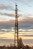 Torre della trasmissione in una città per Internet veloce fotografia stock Torre della trasmissione in una città per Internet veloce fotografia stock