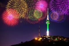 Torre e fogo de artifício de Seoul imagem de stock Torre e fogo de artifício de Seoul imagem de stock