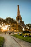 Torre Eiffel antes do sincronismo do por do sol imagens de stock Torre Eiffel antes do sincronismo do por do sol imagens de stock