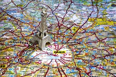 Torre Eiffel color plata en el mapa de París imagen de archivo libre de regalías Torre Eiffel color plata en el mapa de París imagen de archivo libre de regalías