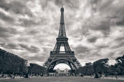 Torre Eiffel con el negro monocromático del cielo dramático imagen de archivo libre de regalías Torre Eiffel con el negro monocromático del cielo dramático imagen de archivo libre de regalías