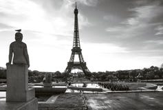 Torre Eiffel con l'uccello sulla statua Posto di Trocadero parigi france Immagine Stock Libera da Diritti Torre Eiffel con l'uccello sulla statua Posto di Trocadero parigi france Immagine Stock Libera da Diritti