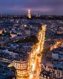 Torre Eiffel nelle nuvole a Parigi immagine stock libera da diritti Torre Eiffel nelle nuvole a Parigi immagine stock libera da diritti