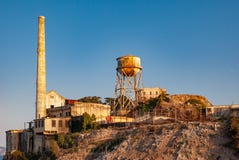 Torre en la luz de la tarde - versión de la chimenea y de agua de Alcatraz del color foto de archivo Torre en la luz de la tarde - versión de la chimenea y de agua de Alcatraz del color foto de archivo