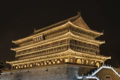 Torre illuminata del tamburo al muro di cinta antico dalla notte, provincia di Xian, Shanxi, Cina Immagine Stock Torre illuminata del tamburo al muro di cinta antico dalla notte, provincia di Xian, Shanxi, Cina Immagine Stock