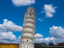 Torre inclinada de surpresa de Pisa contra o céu azul fotos de stock Torre inclinada de surpresa de Pisa contra o céu azul fotos de stock