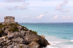 Torre maya sobre el océano en Tulum fotos de archivo Torre maya sobre el océano en Tulum fotos de archivo