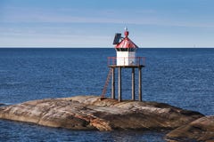Torre norueguesa tradicional do farol, luz vermelha imagem de stock royalty free Torre norueguesa tradicional do farol, luz vermelha imagem de stock royalty free