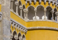 Torre próxima acima do palácio de Pena Nacional em Sintra imagens de stock Torre próxima acima do palácio de Pena Nacional em Sintra imagens de stock