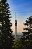 A torre, a telecomunicação e a observação de Avala fotografia de stock A torre, a telecomunicação e a observação de Avala fotografia de stock