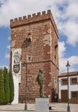 Torreon del Prior y estatua de Miguel de Cervantes en el Alcazar de San Juan imagenes de archivo Torreon del Prior y estatua de Miguel de Cervantes en el Alcazar de San Juan imagenes de archivo