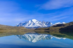 Torres del Paine som reflekterar i vatten royaltyfria bilder Torres del Paine som reflekterar i vatten royaltyfria bilder