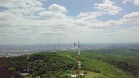 Torres del transmisor en una colina Torres del transmisor en una colina