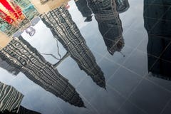 Torres gêmeas de Petronas em Kuala Lumpur, Malásia imagens de stock Torres gêmeas de Petronas em Kuala Lumpur, Malásia imagens de stock