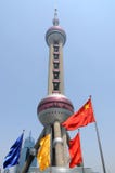 Torretta della perla di Schang-Hai con la bandiera nazionale cinese immagine stock Torretta della perla di Schang-Hai con la bandiera nazionale cinese immagine stock