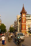 Torretta di orologio a Mandalay, Myanmar fotografia stock libera da diritti Torretta di orologio a Mandalay, Myanmar fotografia stock libera da diritti