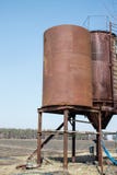 Torri del ferro per la conservazione dell'acqua all'aperto immagine stock libera da diritti Torri del ferro per la conservazione dell'acqua all'aperto immagine stock libera da diritti