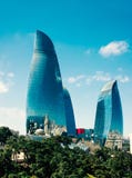 Torri della fiamma ed i minareti di vecchia moschea a Bacu, Azerbaigian fotografia stock libera da diritti Torri della fiamma ed i minareti di vecchia moschea a Bacu, Azerbaigian fotografia stock libera da diritti