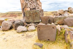 Torri funerarie in Sillustani, rovine preistoriche America di inca del sud del Perù, vicino a Puno, Titicaca immagine stock libera da diritti Torri funerarie in Sillustani, rovine preistoriche America di inca del sud del Perù, vicino a Puno, Titicaca immagine stock libera da diritti