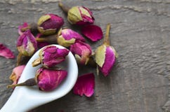 Torrt steg knoppblommor i en vit sked på den gamla trätabellen Asiatisk ingrediens för aromatherapyörtte royaltyfria bilder Torrt steg knoppblommor i en vit sked på den gamla trätabellen Asiatisk ingrediens för aromatherapyörtte royaltyfria bilder