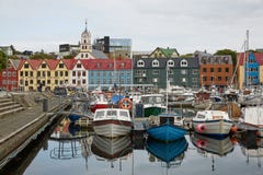 Torshawn, capitale di isole faroe con il suo centro della città e po fotografia stock Torshawn, capitale di isole faroe con il suo centro della città e po fotografia stock