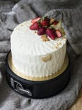 tort dekorował truskawki obraz stock tort dekorował truskawki obraz stock