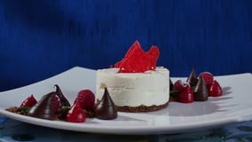 Tort z bez malinkami i mrożeniem Bezy Pavlova zasychają z świeżą malinką i czarną jagodą na zmroku - błękit zbiory wideo Tort z bez malinkami i mrożeniem Bezy Pavlova zasychają z świeżą malinką i czarną jagodą na zmroku - błękit zbiory wideo