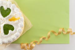 Torta blanca en un fondo coloreado con las cintas tiradas desde arriba foto de archivo Torta blanca en un fondo coloreado con las cintas tiradas desde arriba foto de archivo