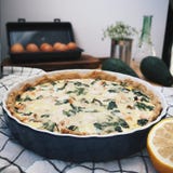 Torta con il pesce e gli spinaci rossi fotografia stock libera da diritti Torta con il pesce e gli spinaci rossi fotografia stock libera da diritti