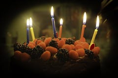 Torta de chocolate de la fresa del feliz cumpleaños Fotografía de archivo libre de regalías Torta de chocolate de la fresa del feliz cumpleaños Fotografía de archivo libre de regalías