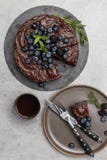 Torta de chocolate de la sobremesa con la torta entera en fondo ligero foto de archivo libre de regalías Torta de chocolate de la sobremesa con la torta entera en fondo ligero foto de archivo libre de regalías