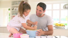 Torta de And Daughter Baking del padre en cocina almacen de metraje de vídeo Torta de And Daughter Baking del padre en cocina almacen de metraje de vídeo