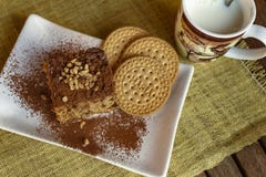 Torta de esponja de la galleta y taza de leche fotografía de archivo libre de regalías Torta de esponja de la galleta y taza de leche fotografía de archivo libre de regalías