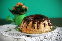 Torta de Gugelhopf o de Bundt cubierta con el chocolate derretido fotografía de archivo libre de regalías Torta de Gugelhopf o de Bundt cubierta con el chocolate derretido fotografía de archivo libre de regalías