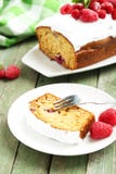 Torta de la frambuesa en la placa imagen de archivo libre de regalías Torta de la frambuesa en la placa imagen de archivo libre de regalías