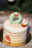 Torta de la Navidad adornada con las magdalenas de la Navidad y los dulces coloridos foto de archivo Torta de la Navidad adornada con las magdalenas de la Navidad y los dulces coloridos foto de archivo