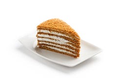 Torta de Napoleon en una placa blanca en un fondo blanco aislado imagen de archivo Torta de Napoleon en una placa blanca en un fondo blanco aislado imagen de archivo