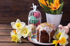 Torta de Pascua, flores y decoraciones coloridas de Pascua foto de archivo Torta de Pascua, flores y decoraciones coloridas de Pascua foto de archivo