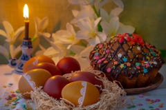 Torta de Pascua, huevos y una vela Foto de archivo libre de regalías Torta de Pascua, huevos y una vela Foto de archivo libre de regalías