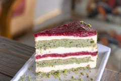 Torta del pistacho y de la baya en la placa blanca fotos de archivo libres de regalías Torta del pistacho y de la baya en la placa blanca fotos de archivo libres de regalías