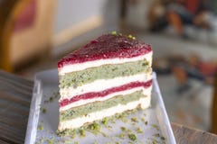 Torta del pistacho y de la baya en la placa blanca fotografía de archivo Torta del pistacho y de la baya en la placa blanca fotografía de archivo