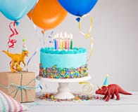 Torta di compleanno blu con i palloni fotografie stock libere da diritti Torta di compleanno blu con i palloni fotografie stock libere da diritti