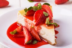 Torta di formaggio casalinga deliziosa con le fragole fotografia stock libera da diritti Torta di formaggio casalinga deliziosa con le fragole fotografia stock libera da diritti