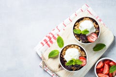 Torta do Crumble com mistura da baga, granola e gelado Fotos de Stock Torta do Crumble com mistura da baga, granola e gelado Fotos de Stock