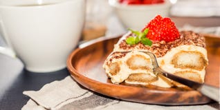 Torta hecha en casa del tiramisu adornada con la cocina italiana de las fresas, foco selectivo fotos de archivo libres de regalías Torta hecha en casa del tiramisu adornada con la cocina italiana de las fresas, foco selectivo fotos de archivo libres de regalías