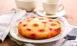 Torta inversa dell'ananas Fotografia Stock Libera da Diritti Torta inversa dell'ananas Fotografia Stock Libera da Diritti