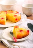 Torta inversa dell'ananas Fotografia Stock Libera da Diritti Torta inversa dell'ananas Fotografia Stock Libera da Diritti
