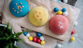 Tortas de diversos colores en vida inmóvil foto de archivo libre de regalías Tortas de diversos colores en vida inmóvil foto de archivo libre de regalías